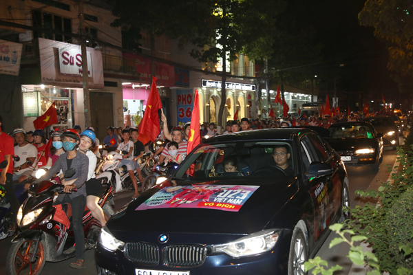 Người dân diễu hành ăn mừng thành tích lịch sử của U23 Việt Nam