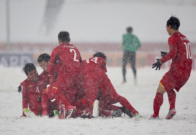 Niềm vui của U23 Việt Nam sau bàn thắng của Quang Hải.