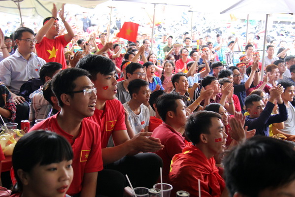 Đông đảo cổ động viện tập trung về các quán cà phê phía trước chung cư nhà ở xã hội trên đường Nguyễn Ái Quốc để xem trận chung kết