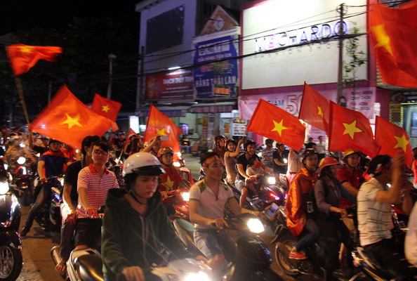 Dòng người đổ ra đường Phạm Văn Thuận sau trận chung kết.