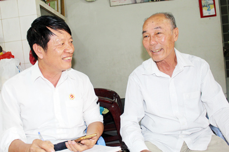 Phó chủ tịch Hội Cựu chiến binh xã Long An Nguyễn Tấn Hùng thăm hỏi xạ thủ B40 Đinh Phương Ngọc (phải).