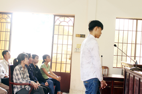 Bị cáo Trương Quang Hùng cúi đầu chấp nhận bản án tòa tuyên.
