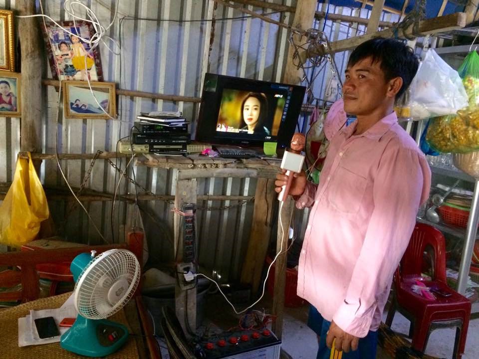 Một hộ dân ở xã An Hảo (huyện Tịnh Biên, tỉnh An Giang sử dụng điện năng lượng mặt trời để thắp sáng và sử dụng các thiết bị điện tử phục vụ sinh hoạt gia đình. Ảnh Phương Liễu
