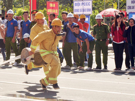 Các đội viên phòng cháy, chữa cháy cơ sở tham gia hội thao kiểm tra nghiệp vụ phòng cháy, chữa cháy năm 2017.