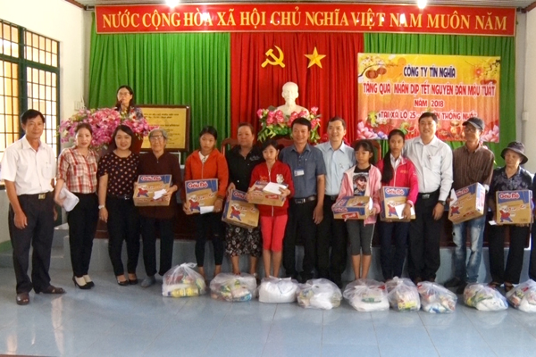 Tổng công ty Tín Nghĩa tặng quà cho hộ nghèo xã Lộ 25