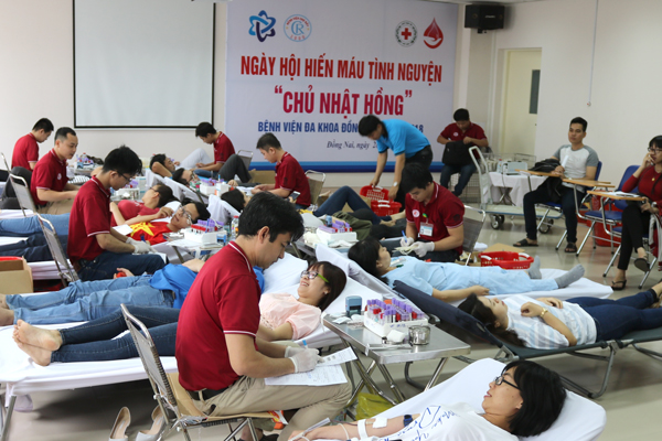 Các tình nguyện viên tham gia hiến máu trong ngày “chủ nhật hồng”