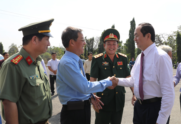 Chủ tịch UBND tỉnh Đinh Quốc Thái đón tiếp Chủ tịch nước Trần Đại Quang
