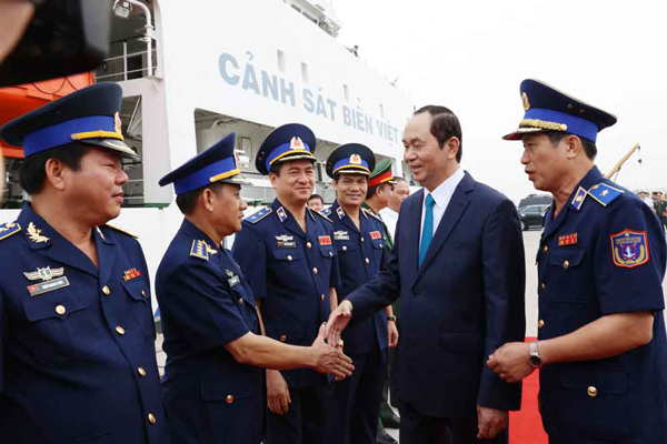 Cán bộ, chiến sĩ Cảnh sát biển vinh dự được đón Chủ tịch nước Trần Đại Quang đến thăm, chúc Tết.