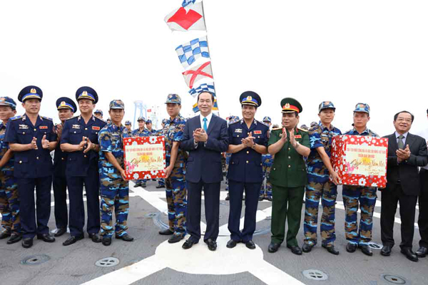 Chủ tịch nước tặng quà cho cán bộ chiến sĩ Bộ tư lệnh Cảnh sát biển 3