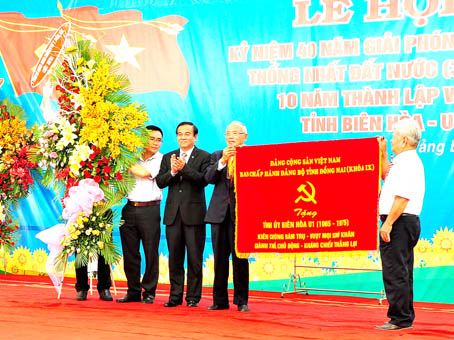 Lãnh đạo Tỉnh ủy Biên Hòa U1 (1965-1975) nhận bức trướng của Ban Chấp hành Đảng bộ tỉnh khóa IX tặng nhân dịp kỷ niệm 40 năm thống nhất đất nước năm 2015.ảnh: Tư liệu