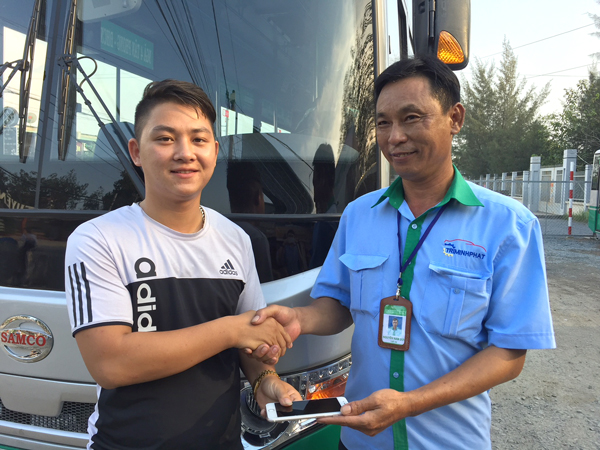 Hành khách Trương Thị Thùy Trang (học sinh Trường THPT chuyên Lương Thế Vinh) nhận lại điện thoại từ nhân viên xe buýt số 1.