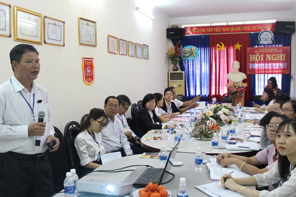  Ông Lê Quang Vinh, Giám đốc Trung tâm Trợ giúp pháp lý Nhà nước tỉnh (Sở Tư pháp) triển khai Luật Trợ giúp pháp lý năm 2017 và các văn bản liên quan đến Trợ giúp viên và cộng tác viên.