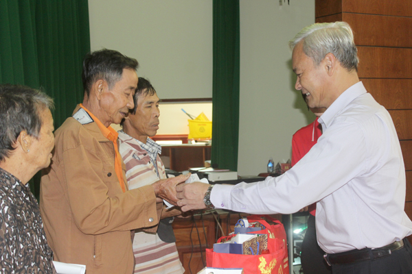 Bí thư Tỉnh ủy Nguyễn Phú Cường tặng quà Tết cho người dân trên địa bàn TP.Biên Hòa