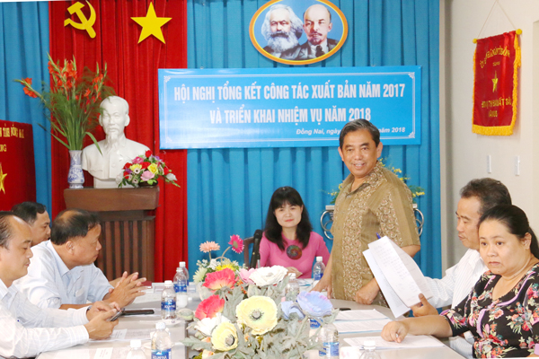 Ủy viên Ban TVTU, Chủ tịch Ủy ban MTTQ tỉnh Huỳnh Văn Tới phát biểu tại hội nghị tổng kết năm và đề ra nhiệm vụ năm 2018 của Nhà xuất bản Đồng Nai.
