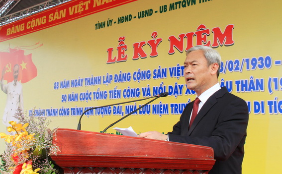Đồng chí Nguyễn Phú Cường, Bí thư Tỉnh ủy đọc diễn văn ôn lại truyền thống tại buổi lễ