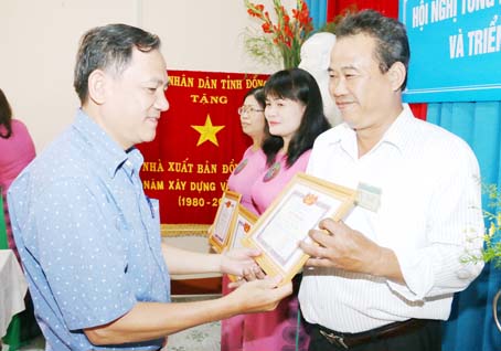 Phó trưởng ban Tuyên giáo Tỉnh ủy Phạm Tấn Linh trao giấy khen cho các cá nhân của Nhà xuất bản Đồng Nai