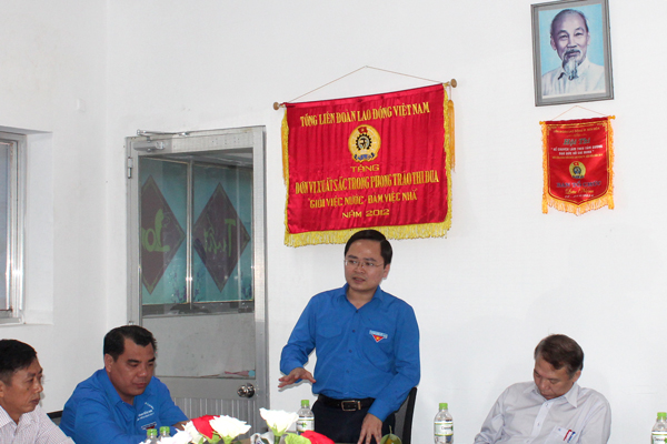 Đồng chí Nguyễn Anh Tuấn, Bí thư thường trực Trung ương Đoàn chúc tết lãnh đạo, công nhân viên Công ty TNHH Pouchen Việt Nam