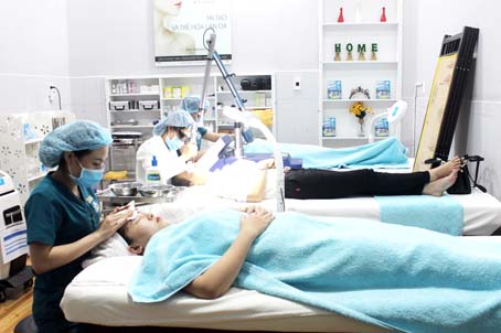 Nhân viên một phòng khám chuyên khoa thẩm mỹ ở Biên Hòa chăm sóc da cho khách hàng.