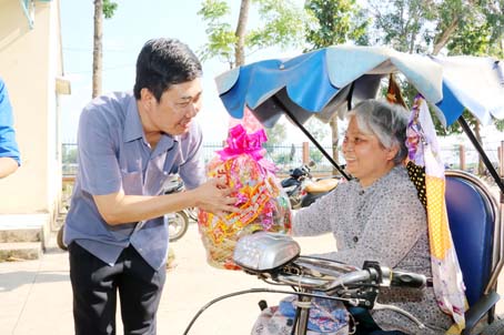 Giám đốc Sở Tư pháp Viên Hồng Tiến trao quà cho người khuyết tật có hoàn cảnh khó khăn tại xã Xuân Thọ, huyện Xuân Lộc. ảnh: V.Truyên