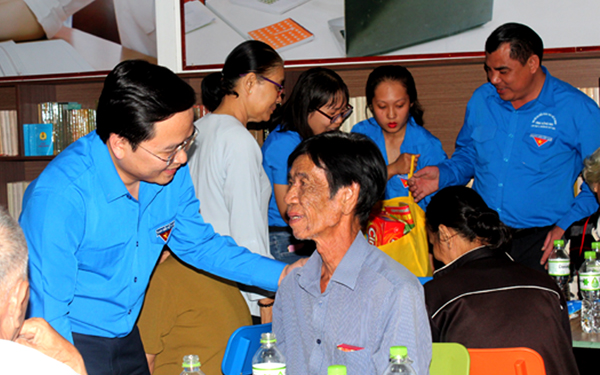 Đồng chí Nguyễn Anh Tuấn, Bí thư thường trực Trung ương Đoàn thăm hỏi gia đình chính sách 