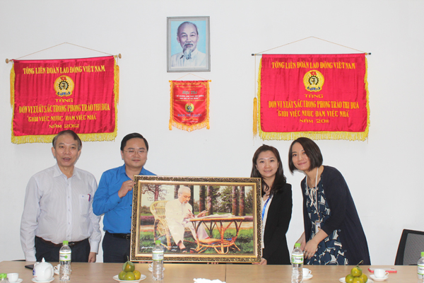 Đại diện Trung ương Đoàn và Tổng Liên đoàn lao động Việt Nam tặng quà lưu niệm lãnh đạo Công ty TNHH Pouchen Việt Nam