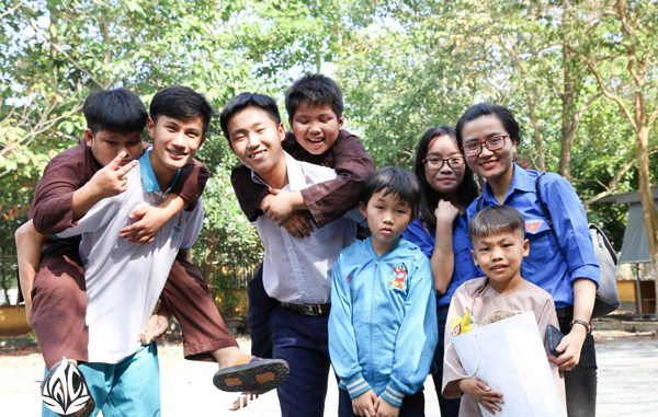 Học sinh Trường THPT Lê Quý Đôn đến thăm trẻ em tại Nhà tình thương An Lạc (huyện Long Thành). Ảnh: TRẦN HIẾU