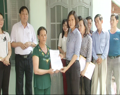 Hội chữ thập đỏ huyện Trảng Bom trao nhà tình thương cho hộ bà Nguyễn Thị Mai (xã Đồi 61). Ảnh: H.Lĩnh