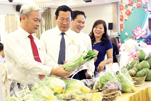 Bí thư Tỉnh ủy Nguyễn Phú Cường thăm gian hàng trưng bày sản phẩm nông nghiệp của DN Đồng Nai tại hội nghị vể Khởi nghiệp do Hội Doanh nhân trẻ Đồng Nai tổ chức.