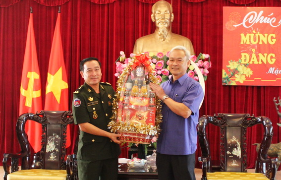 Trung tướng Yoong Mao tặng quà tết lãnh đạo Tỉnh ủy và UBND tỉnh