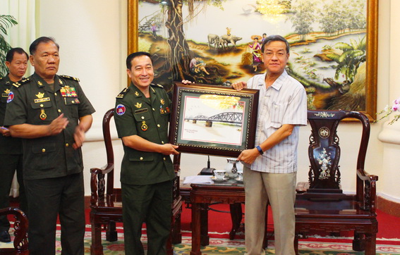 Chủ tịch UBND tỉnh Đinh Quốc Thái tặng bức tranh cho Trung tướng Yoong Mao