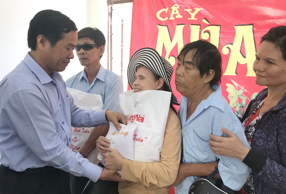 Phó tổng biên tập Báo Đồng Nai Đinh Kim Tuấn trao quà tết cho hội viên Hội Người mù huyện Trảng Bom