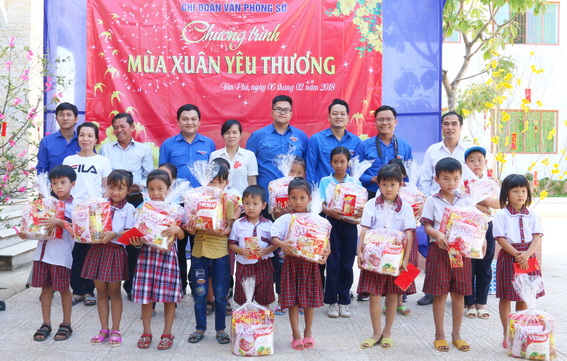 Các thành viên Chi đoàn Văn phòng Sở Văn hóa – thể thao và du lịch tặng qua cho học sinh nghèo tại Trường tiểu học Nguyễn Bá Ngọc (xã Đắc Lua, huyện Tân Phú) 