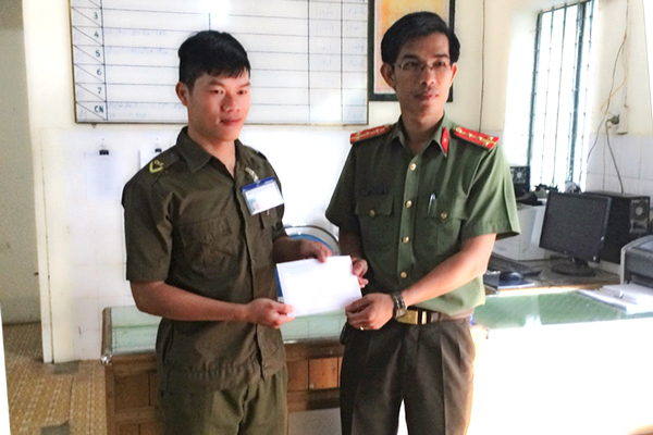  Đ/c Đại úy Huỳnh Văn Tấn Đông, Phó trưởng phòng PV28 trao quà cho anh Nguyễn Văn Hùng