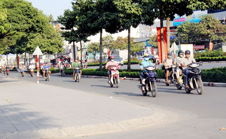 Ảnh 1: Đường Nguyễn Ái Quốc, đoạn phía trước Trung tâm hội nghị và tổ chức sự kiện tỉnh khá thông thoáng khi người điều khiển xe máy đi đúng làn đường.