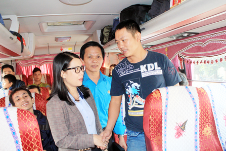 Bà Nguyễn Thị Như Ý, Phó chủ tịch thường trực phụ trách Liên đoàn Lao động tỉnh, thăm hỏi và tiễn công nhân lao động về quê ăn tết sáng 11-2 tại Công đoàn khu công nghiệp Biên Hòa.