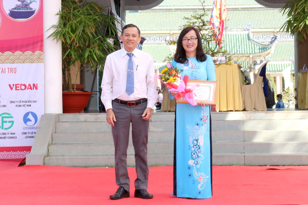 Phó trưởng Ban Tuyên giáo Tỉnh ủy Phạm Tấn Linh trao giải Nhất bản tin xuân cấp sở, ban, ngành của tỉnh cho Sở Ngoại vụ.