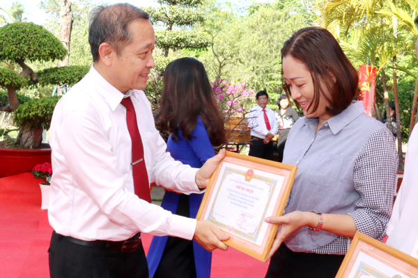 Tổng biên tập Báo Đồng Nai Trần Huy Thanh trao giải khuyến khích cho các đơn vị đạt giải bản tin xuân cấp sở, ban, ngành của tỉnh.