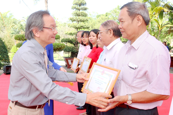 Nhạc sĩ Nguyễn Khánh Hòa, Chủ tịch Hội Văn học nghệ thuật tỉnh trao giải bản tin xuân cấp xã, phường, thị trấn.