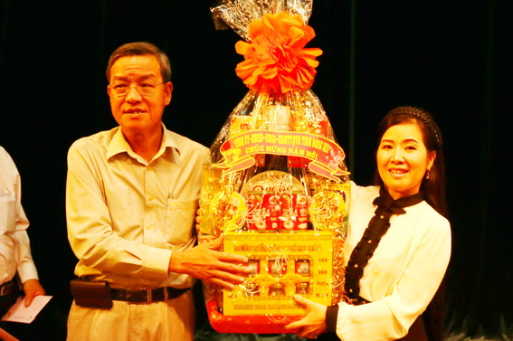 Phó bí thư Tỉnh ủy, Chủ tịch UBND tỉnh Đinh Quốc Thái tặng quà cho tập thể Nhà hát Nghệ thuật truyền thống Đồng Nai