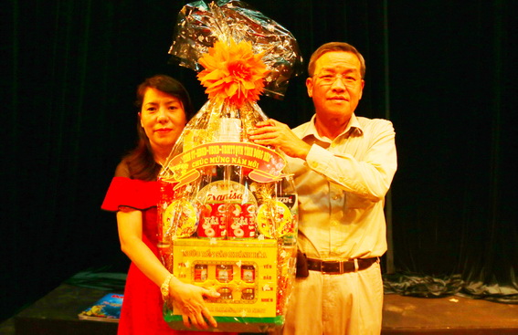 Chủ tịch UBND tỉnh Đinh Quốc Thái tặng quà cho tập thể Trung tâm Văn hóa tỉnh.