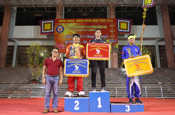 Phó giám đốc Sở Văn hóa, thể thao – du lịch Nguyễn Xuân Thanh (trái) trao giải cho các đội lân - sư - rồng đoạt giải.