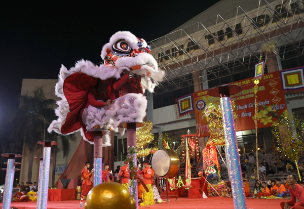 Biểu diễn bài Mai hoa thung.