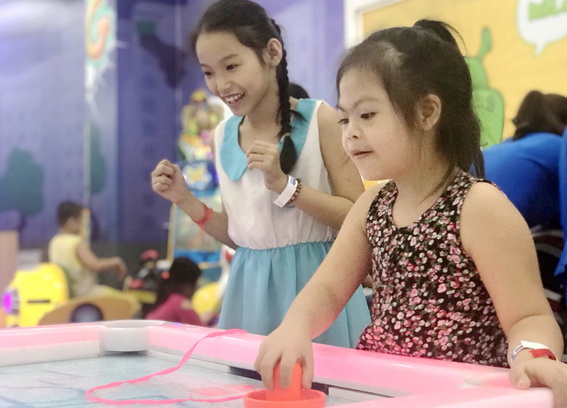Trẻ em đang theo học tại Trường mầm non Hoa Mai vui chơi tại Trung tâm tiNiWorld Coop mart Biên Hòa trong ngày 13-2 (ảnh do Trung tâm tiNiWorld Coopmart Biên Hòa cung cấp)