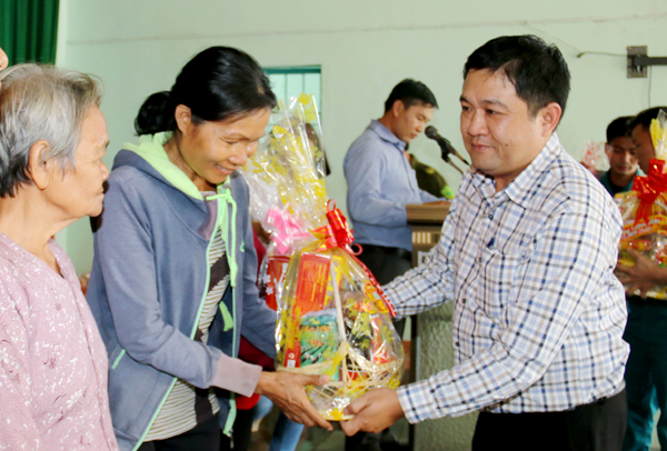 Ông Hồ Đăng Văn, Bí thư – Chủ tịch UBND xã Xuân Thọ, huyện Xuân Lộc trao quà tết cho người nghèo. (ảnh Võ Tuyên)