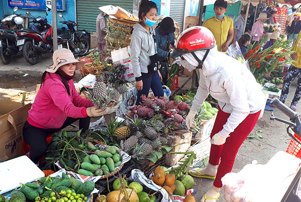Các loại trái cây chưng tết được bày bán tại chợ Phương Lâm (huyện Tân Phú).