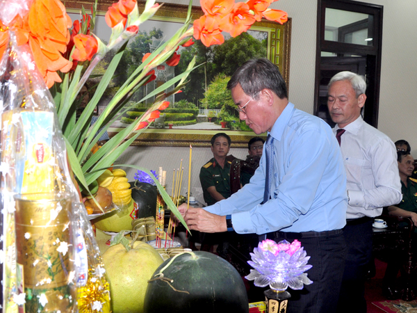 Chủ tịch UBND tỉnh Đinh Quốc Thái dâng hương bàn thờ Chủ tịch Hồ Chí Minh tại Bộ Chỉ huy quân sự tỉnh (ảnh: Đăng Tùng)
