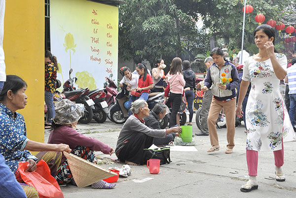 Ăn xin tụ tập đông trước cổng chùa Từ Tôn (trên đường Đồng Khởi, phường Tam Hiệp, TP.Biên Hòa).
