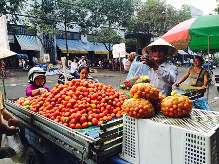 Cà chua sau tết vẫn chỉ được bán với giá 12 ngàn đồng/kg, bằng với giá thường ngày trước tết