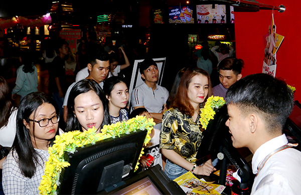 Khách đến xem phim tại Cụm rạp CGV Biên Hòa trong mùng 2 Tết.