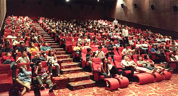 Khách đến xem phim tại Cụm rạp Lotte cinema Đồng Nai trong mùng 2 Tết. Ảnh: Xuân Trung.